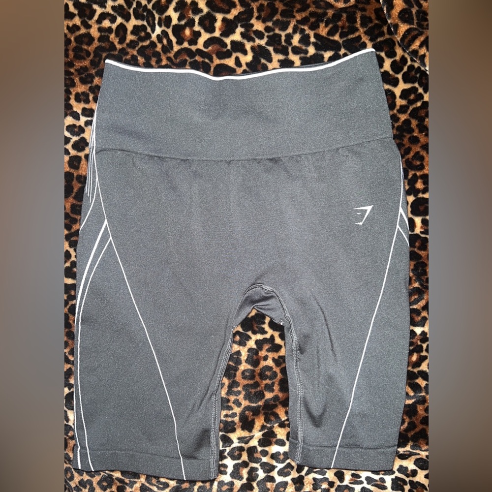 GYMSHARK BIKE SHORTS SIZE MD!